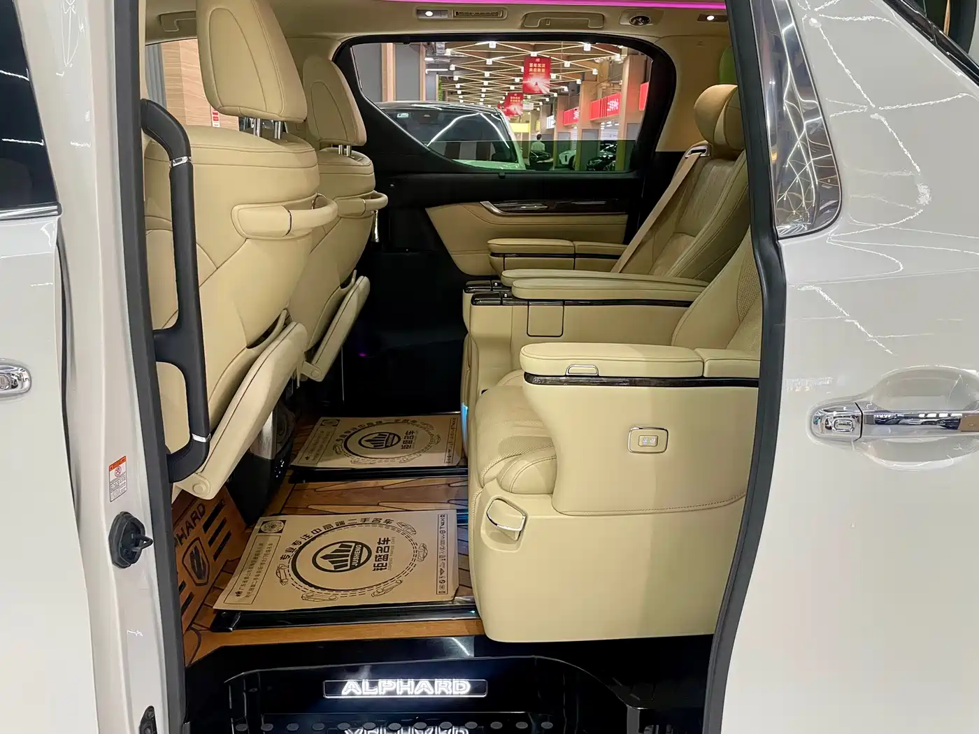 Toyota Alphard 2020 Hybrid 2.5L Premium Edition фото 12