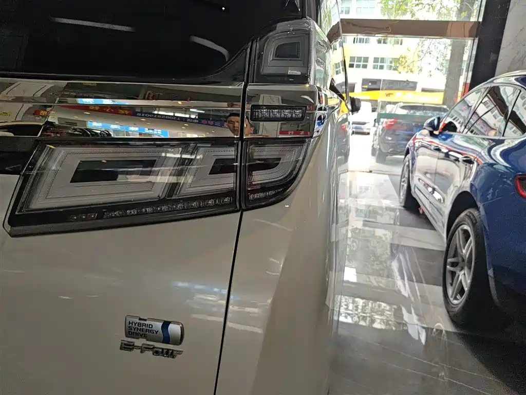 Фото 8 - Toyota Vellfire