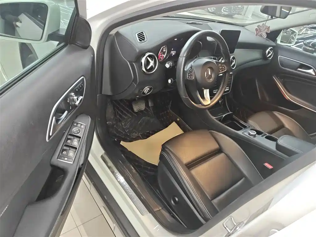 Mercedes-Benz GLA 2017 GLA 200 Fashion фото 13