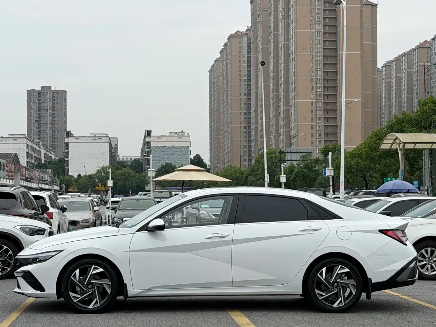 Hyundai Elantra 2023 Model 1.5L CVT LUX Premium Edition фото 5