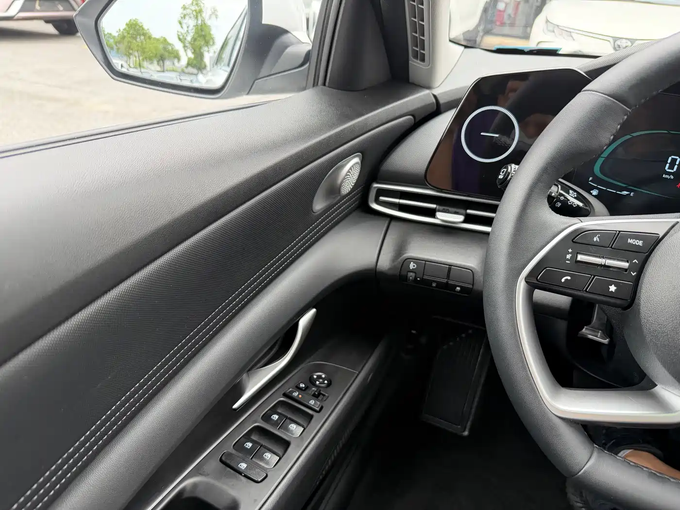 Hyundai Elantra 2023 Model 1.5L CVT LUX Premium Edition фото 13