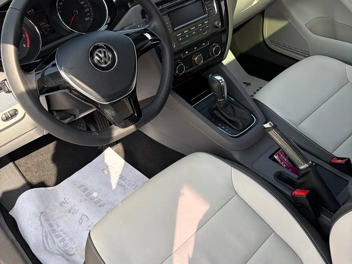 Volkswagen Sagitar 2015 1.6L Automatic Comfort фото 6
