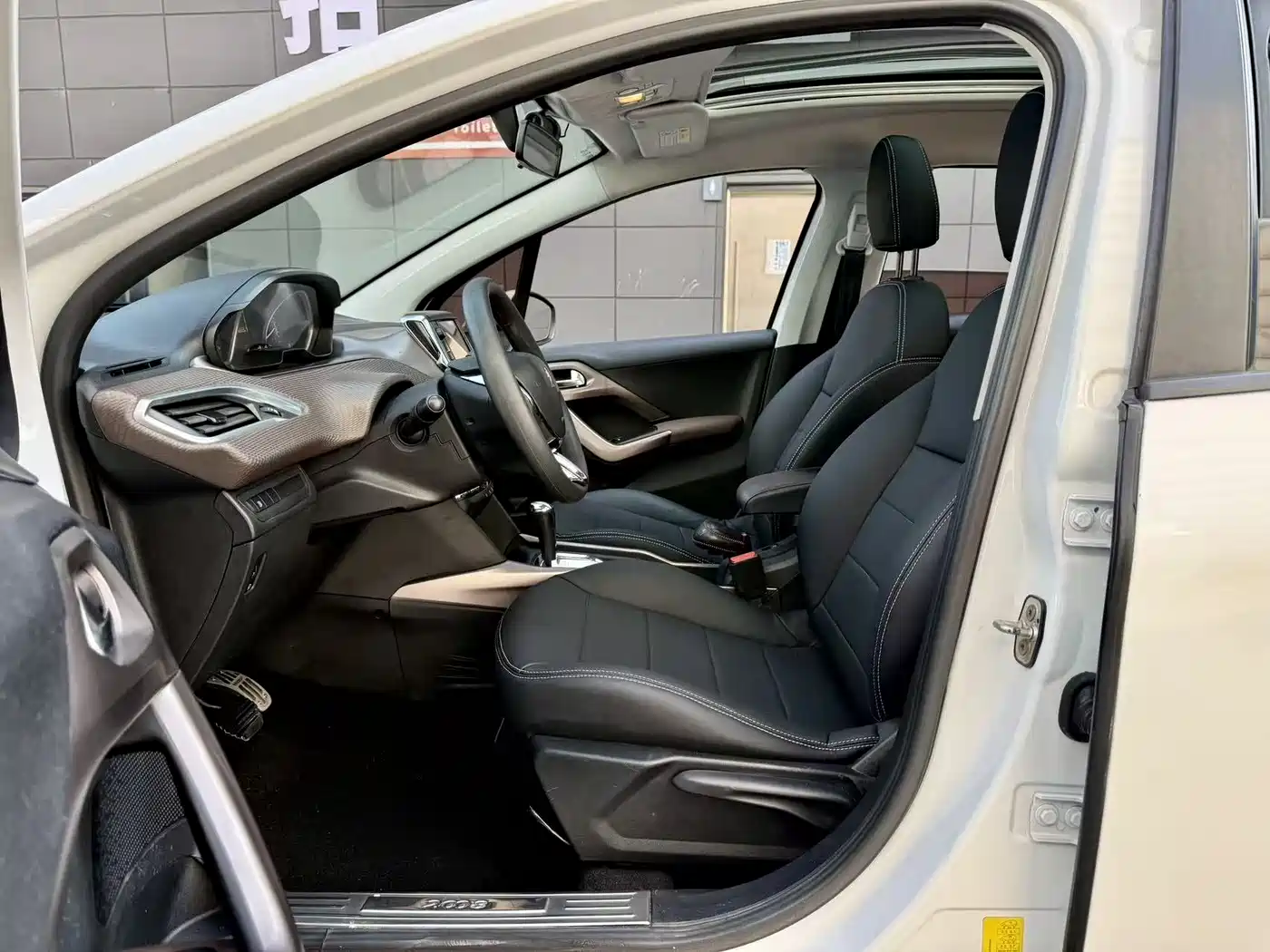 Peugeot 2008 2014 1.6L Automatic Fashion Edition фото 5