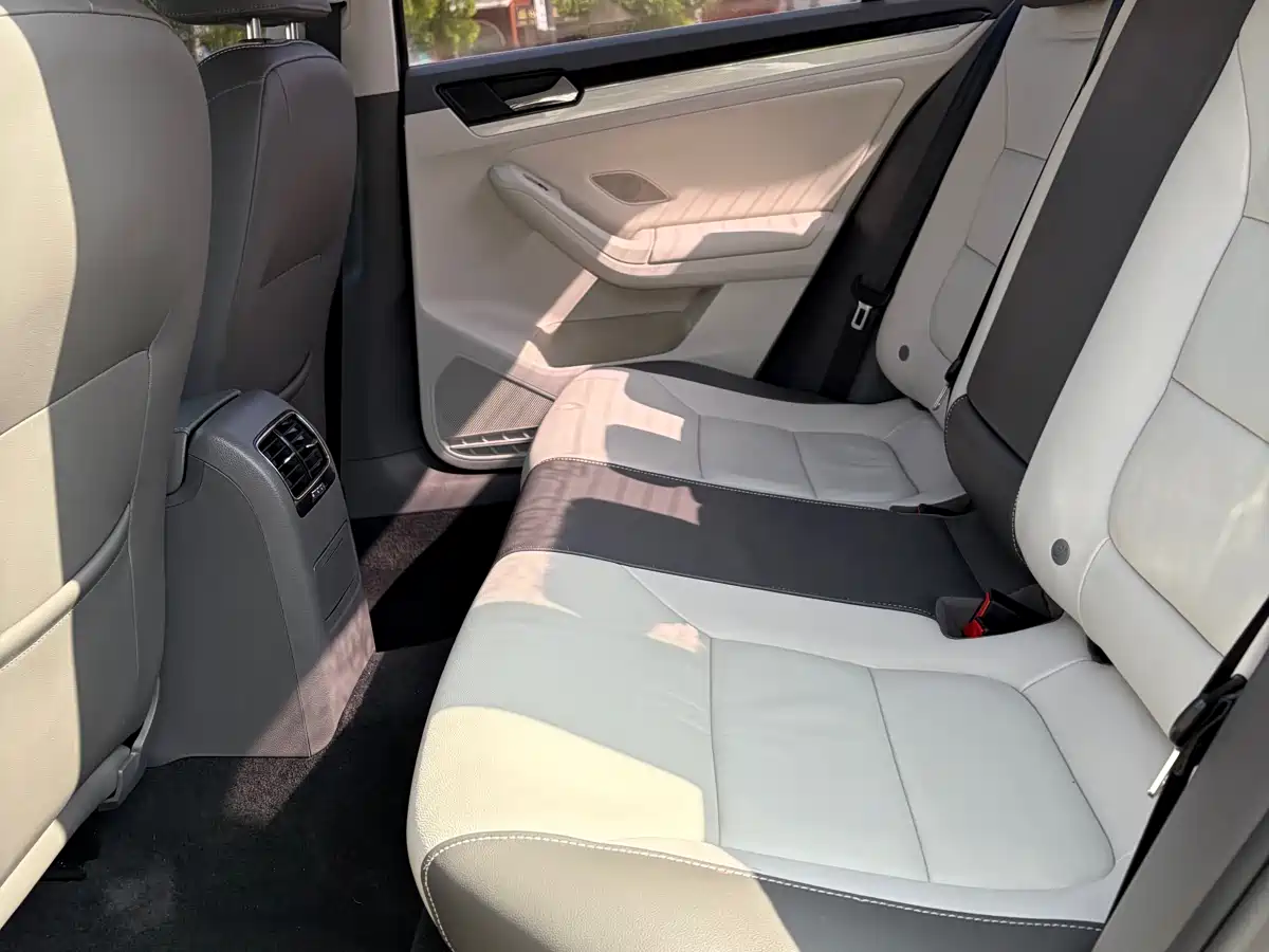 Volkswagen Sagitar 2015 1.6L Automatic Comfort фото 7