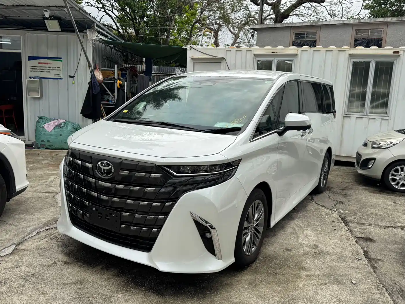 Toyota Alphard фото 2