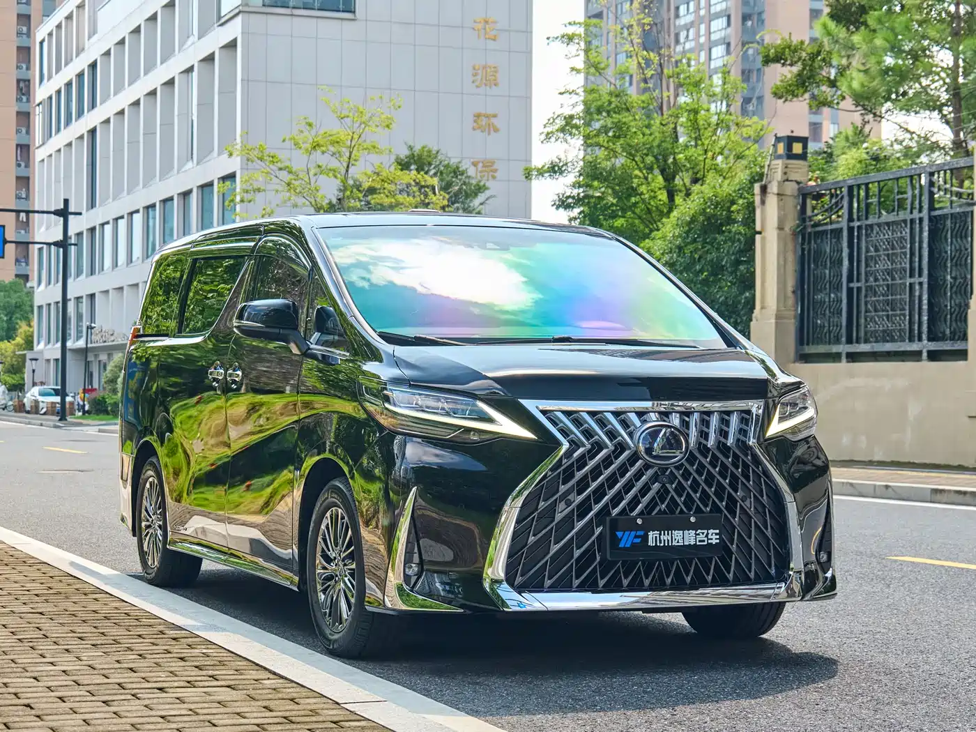 Toyota Vellfire 2021 Crown Hybrid 2.5L HV Premium Edition фото 3