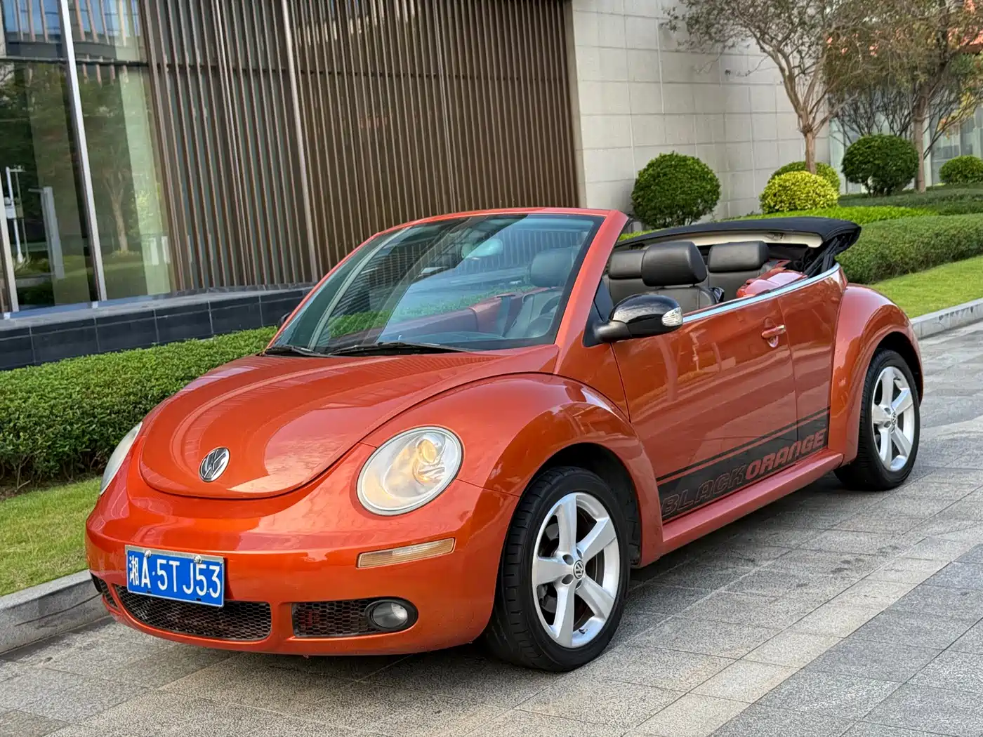 Volkswagen Beetle 2010 Model 2.0 BlackOrange Convertible Luxury Edition