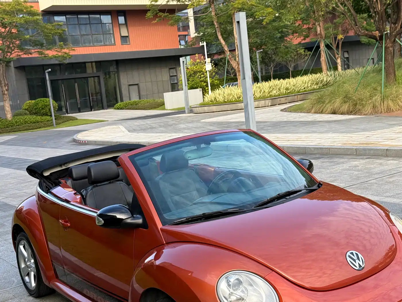Volkswagen Beetle 2010 Model 2.0 BlackOrange Convertible Luxury Edition фото 2