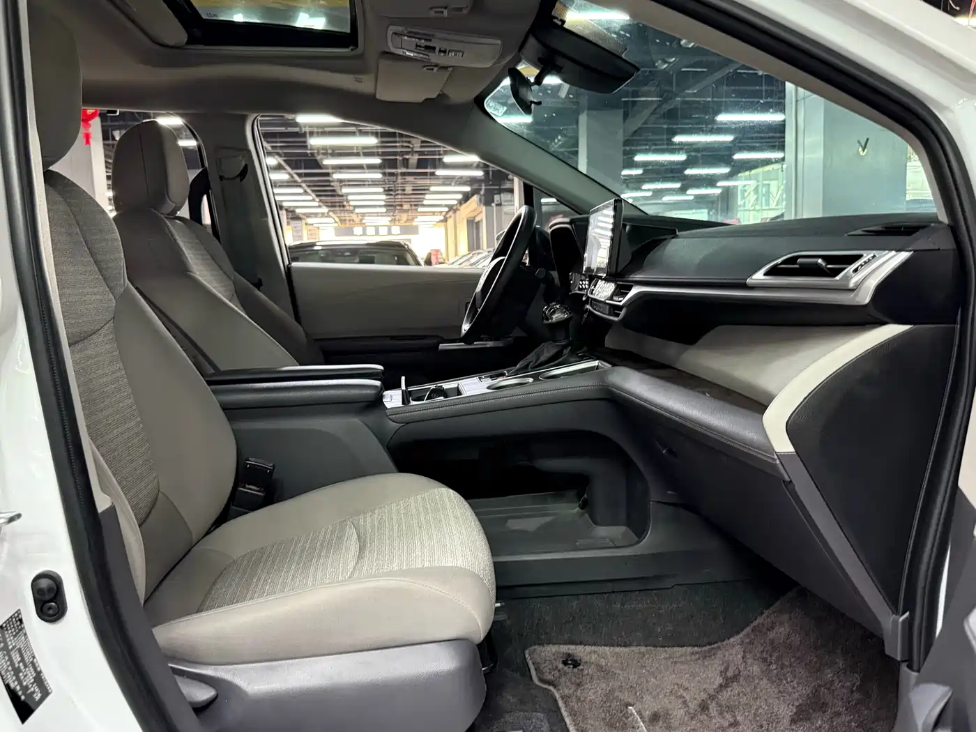 Toyota Sienna 2023 2.5L Hybrid Comfort Edition фото 18