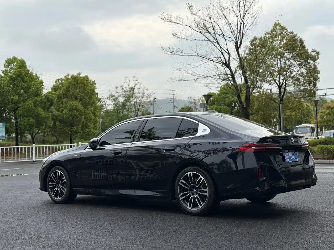 BMW 5 Series 2025 530Li Leading M Sport Package фото 16
