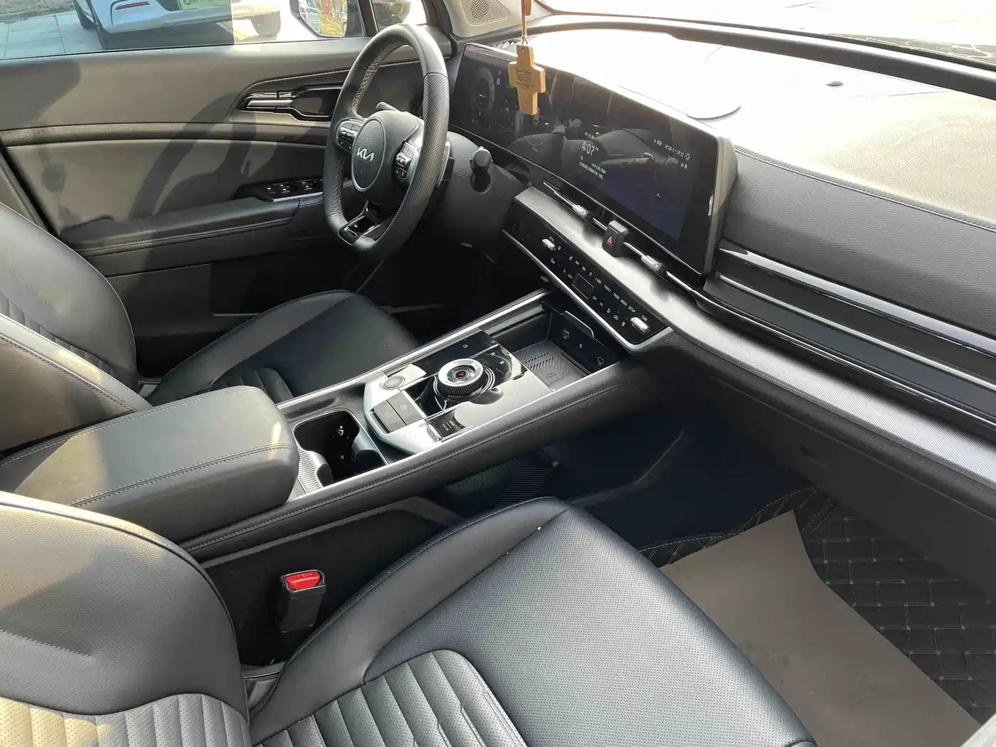 KIA LION PLATINUM EXPANDS THE WORLD