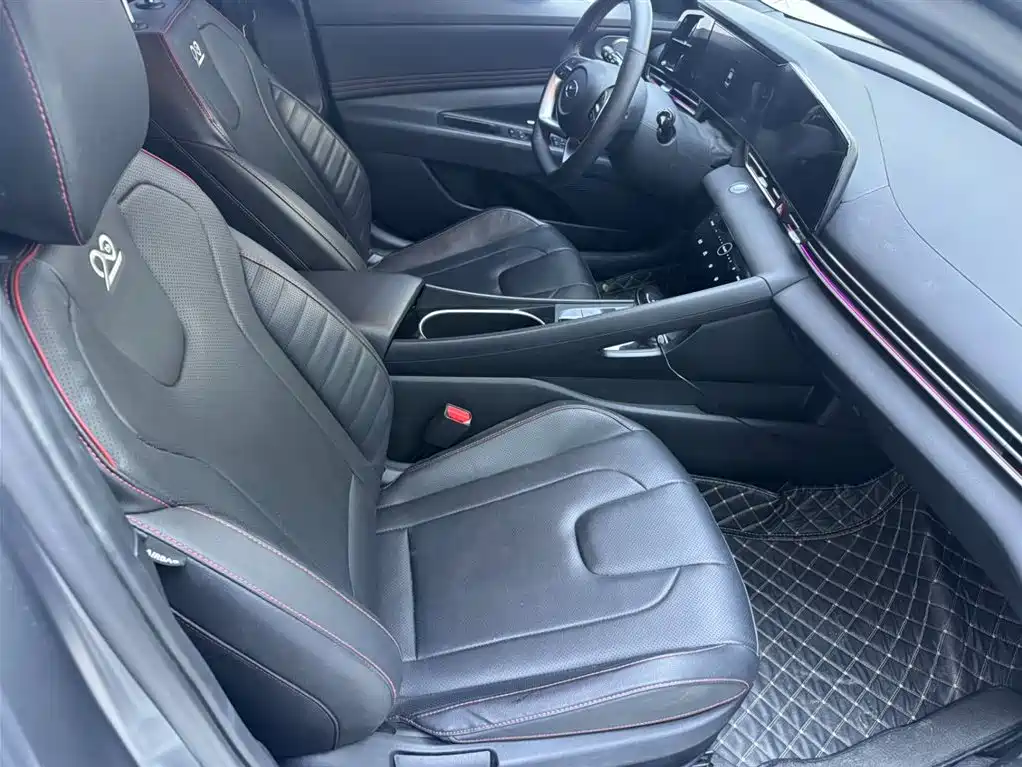 Hyundai Elantra 2021 1.5L CVT LUX Premium Edition фото 10