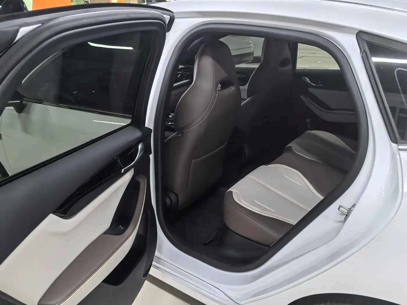 BYD Qin PLUS 2024 Glory Edition DM-i 55KM Leading фото 8