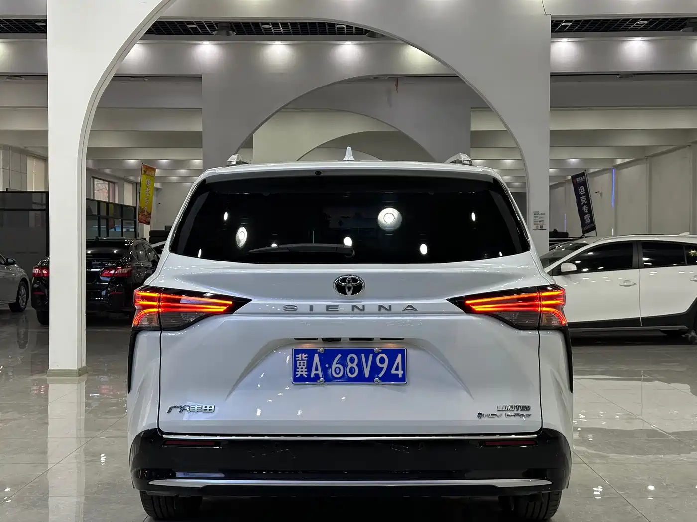 Toyota Sienna 2024 2.5L Hybrid 4WD Premium Edition фото 5