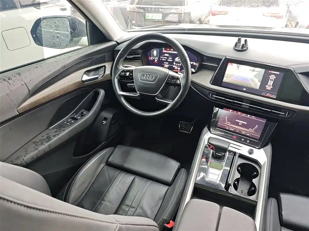 AUDI Q6