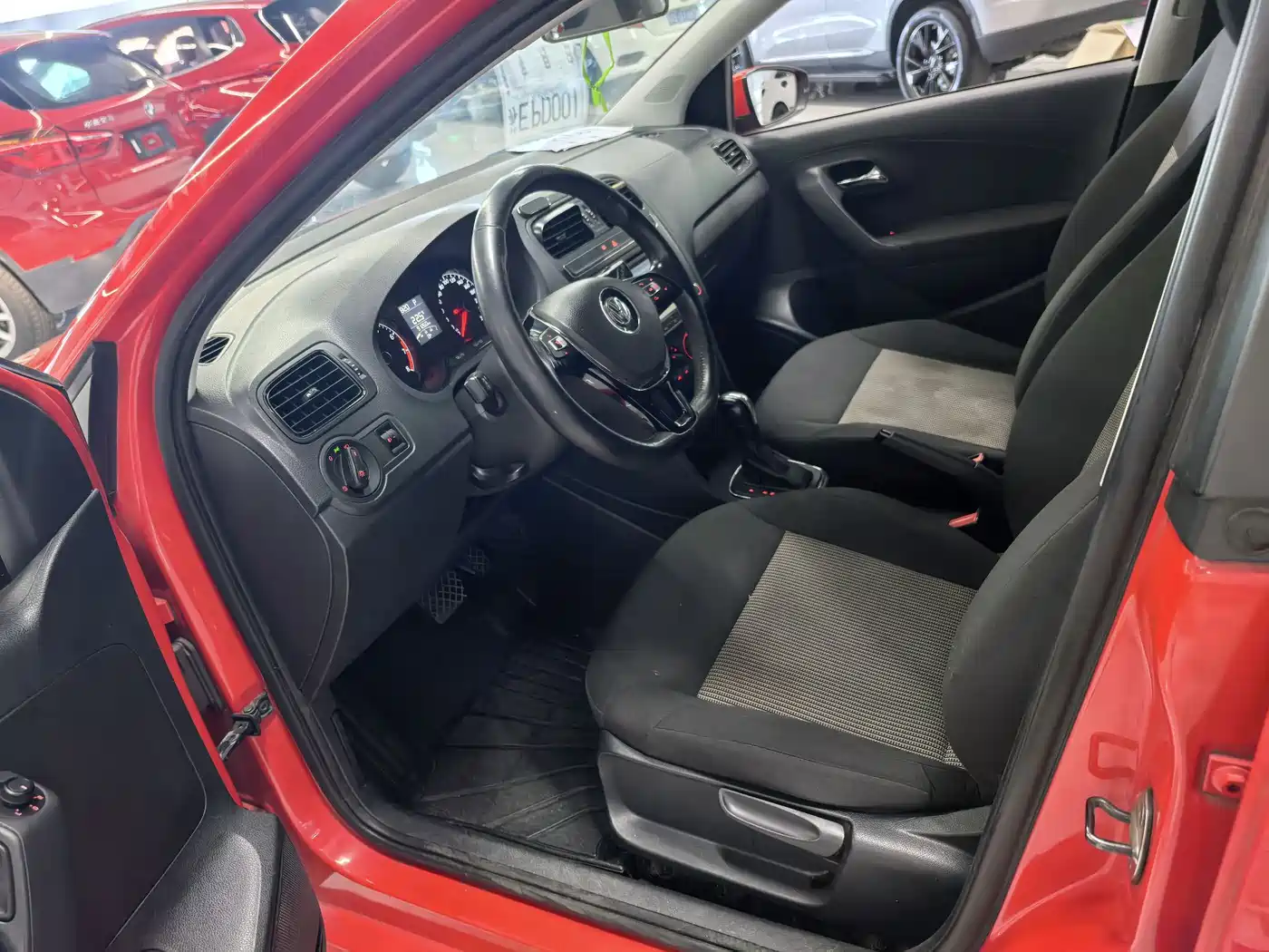 Volkswagen Polo 2016 1.4L Automatic Trend фото 5