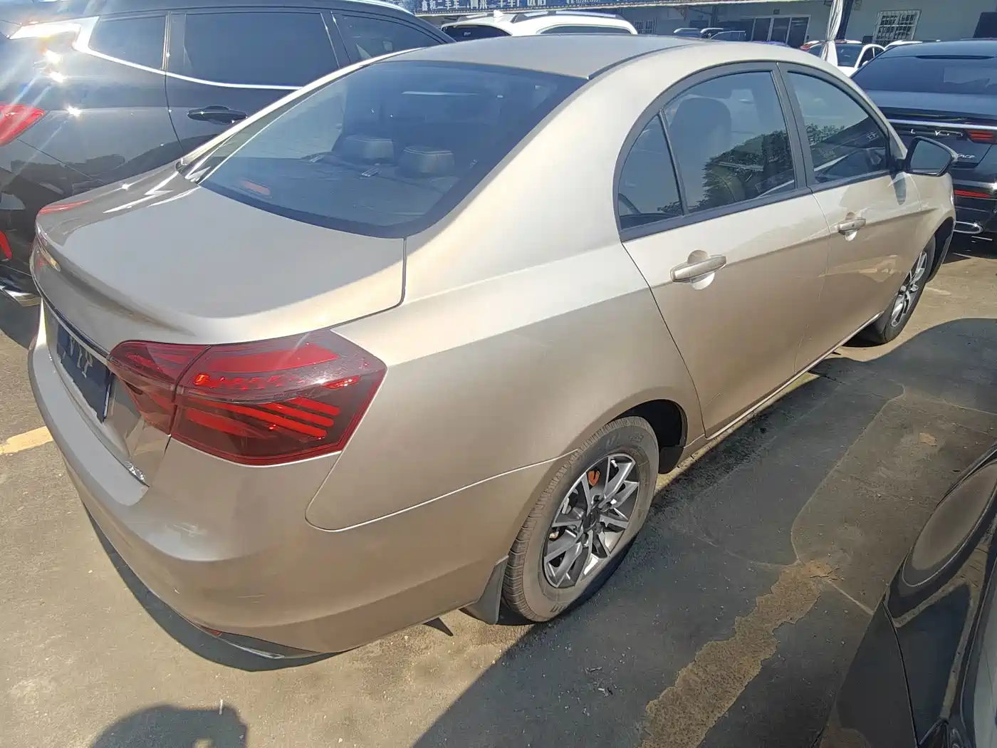 Фото 16 - Geely Emgrand