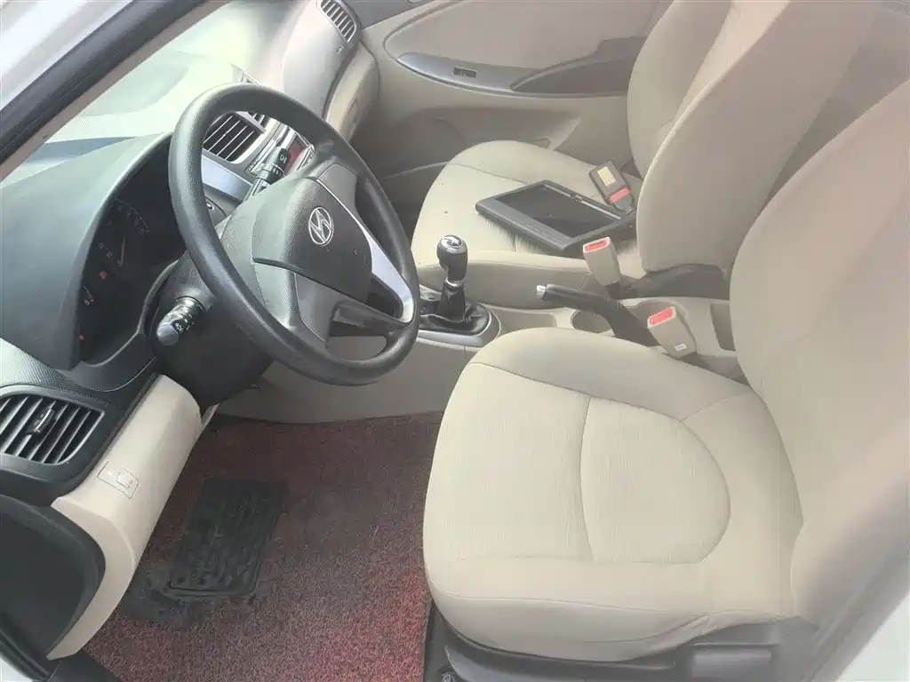 Hyundai Verna 2014 1.4L Manual Smart GLS фото 15