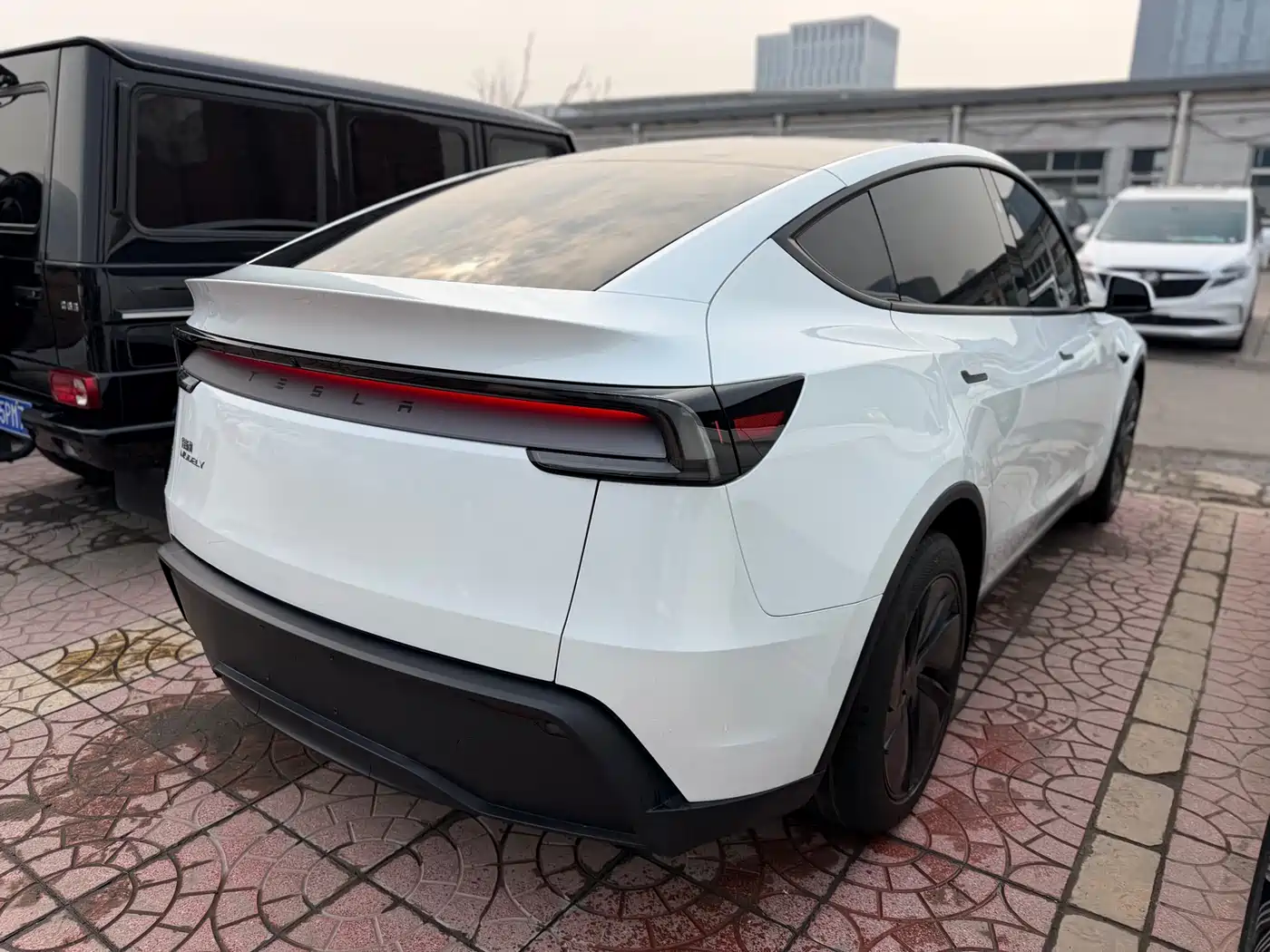TESLA MODEL Y
