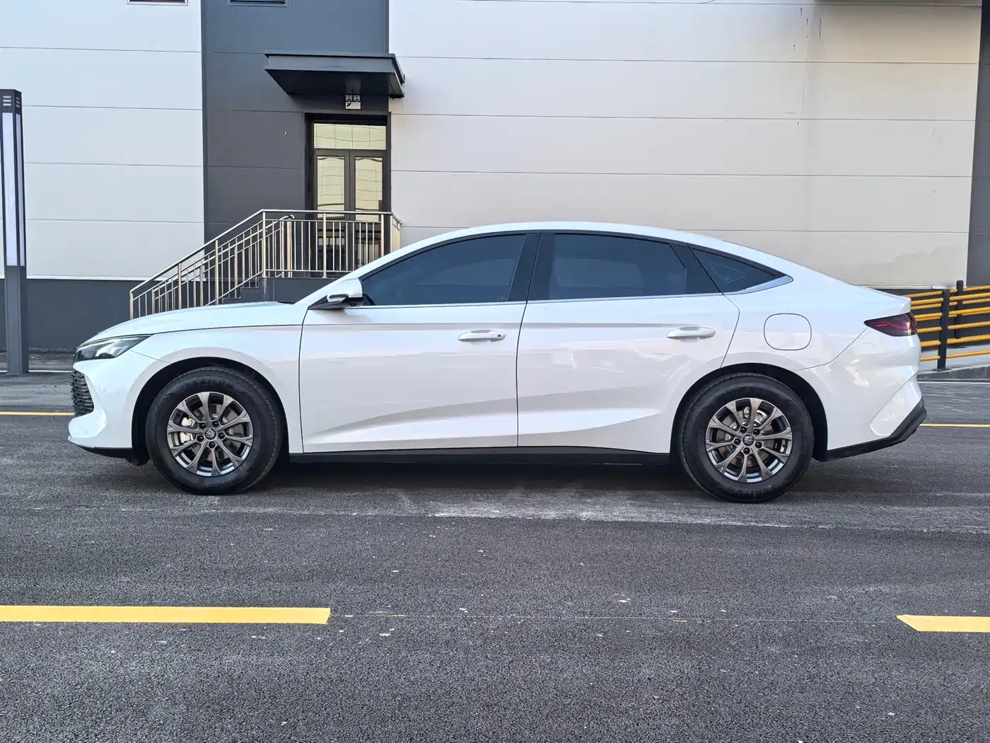 BYD Qin L 2026 DM-i 128KM Progressive фото 5