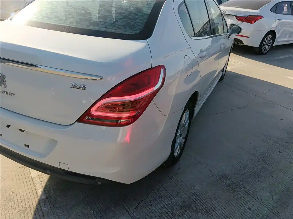 Peugeot 308 2014 Model Joy Edition Classic 1.6L Manual Superior Style фото 24