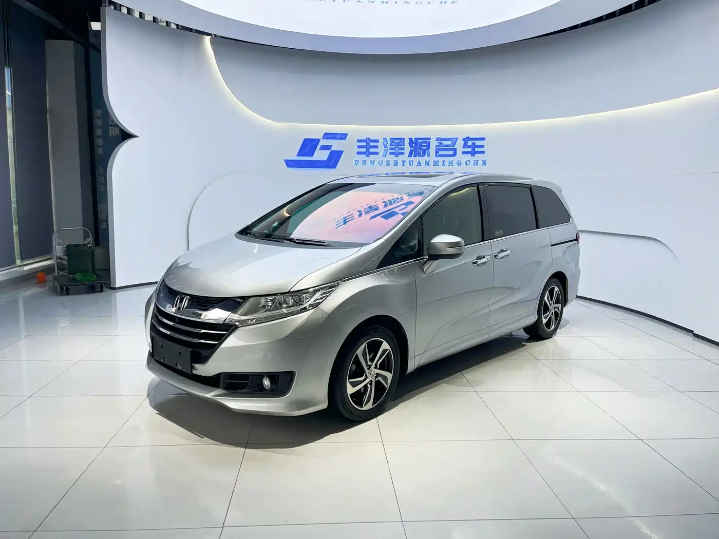 Фото 1 - Honda Odyssey
