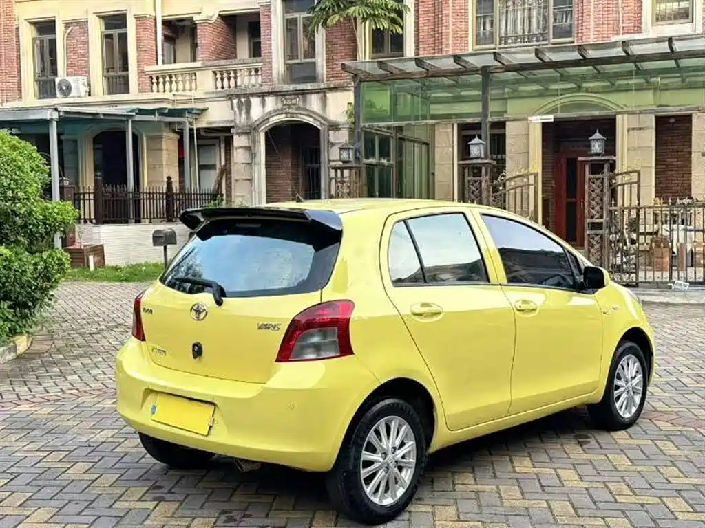 Toyota Yaris 2011 1.6E Auto Charm Edition фото 4
