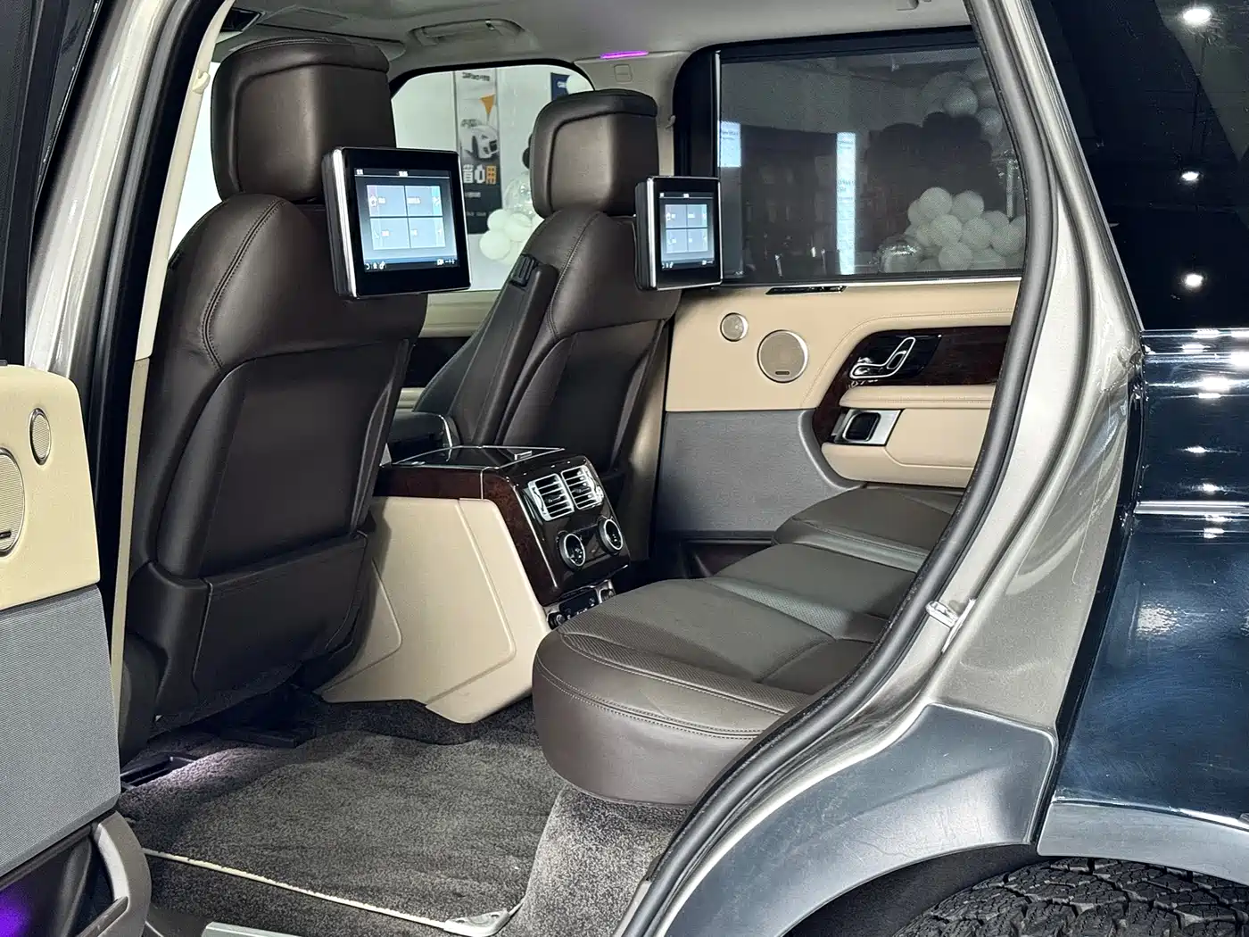 Land Rover Range Rover 2021 3.0 L6 Heritage Extended Classic Edition фото 36