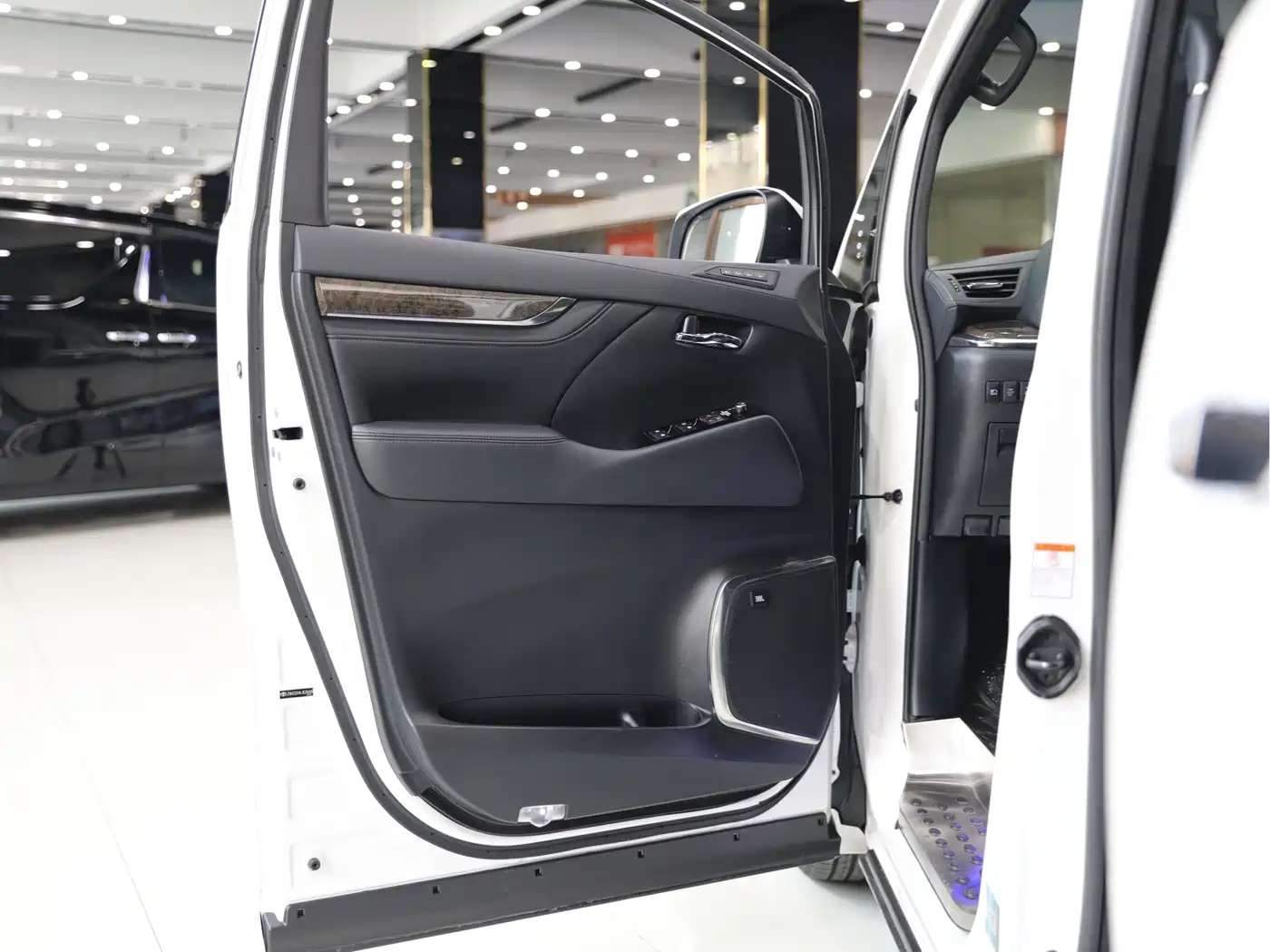 Toyota Alphard 2020 Hybrid 2.5L Premium Edition фото 5