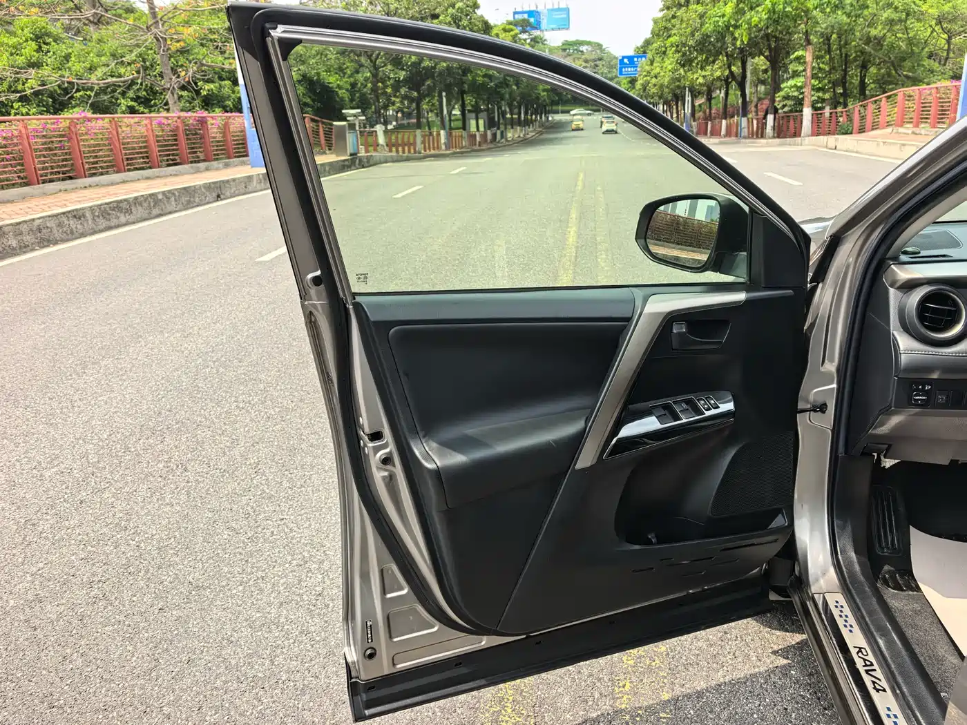 Toyota RAV4 Rongfang 2015 2.0L CVT 2WD Trend Edition фото 13