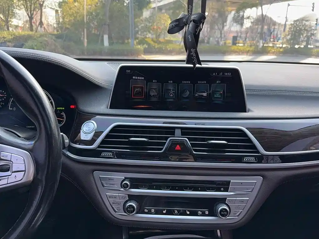 BMW 7 Series 2016 730Li Leading фото 6
