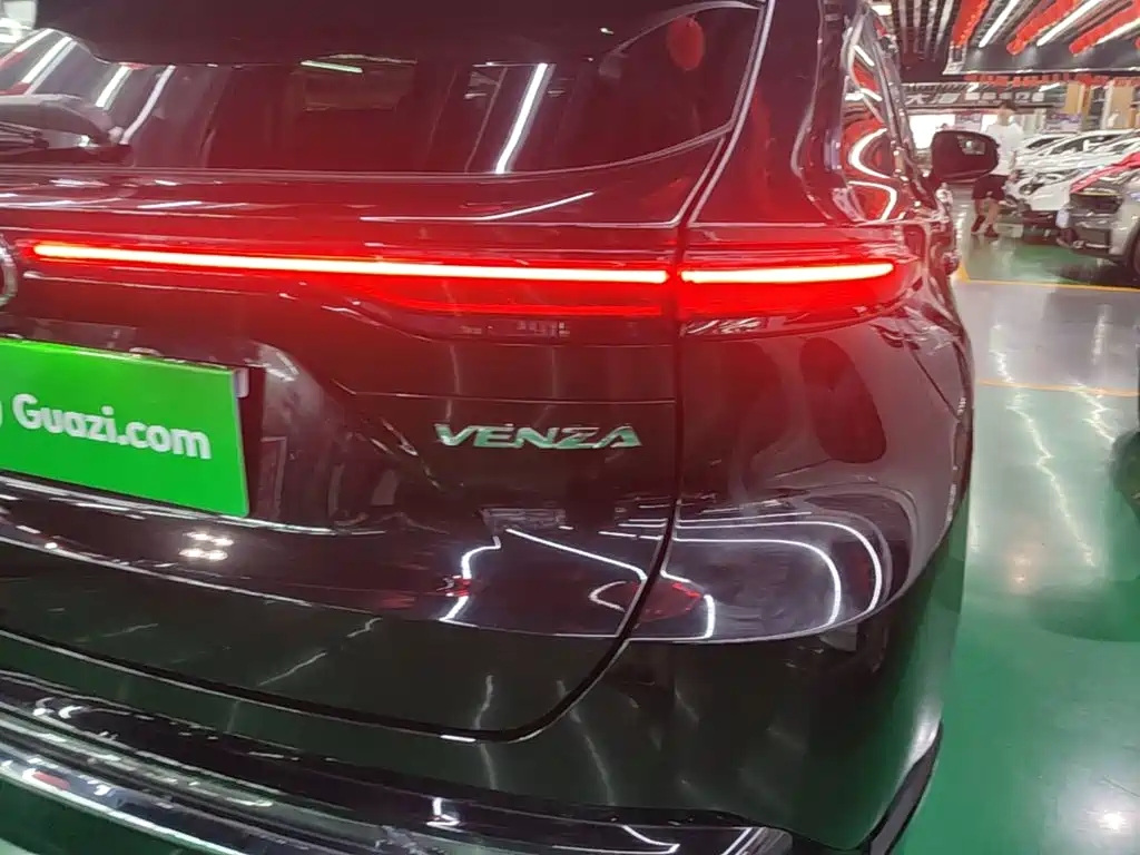 Toyota Venza 2023 2022 2.0L CVT 2WD Luxury