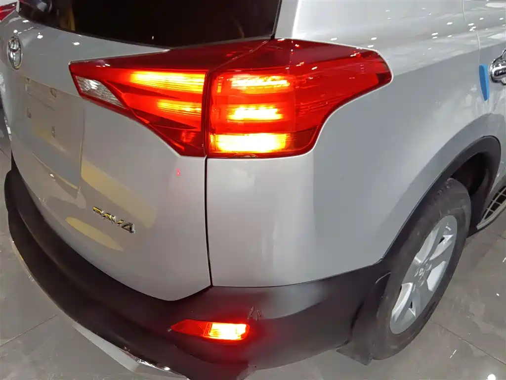 Toyota RAV4 Rongfang 2013 2.0L CVT 2WD Urban фото 24