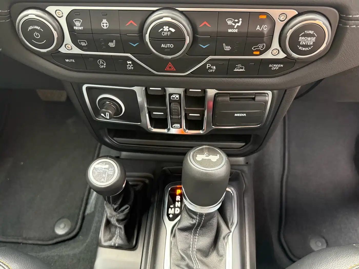 Jeep Wrangler 2026 2024 Model 2.0T Sahara Four-Door Version