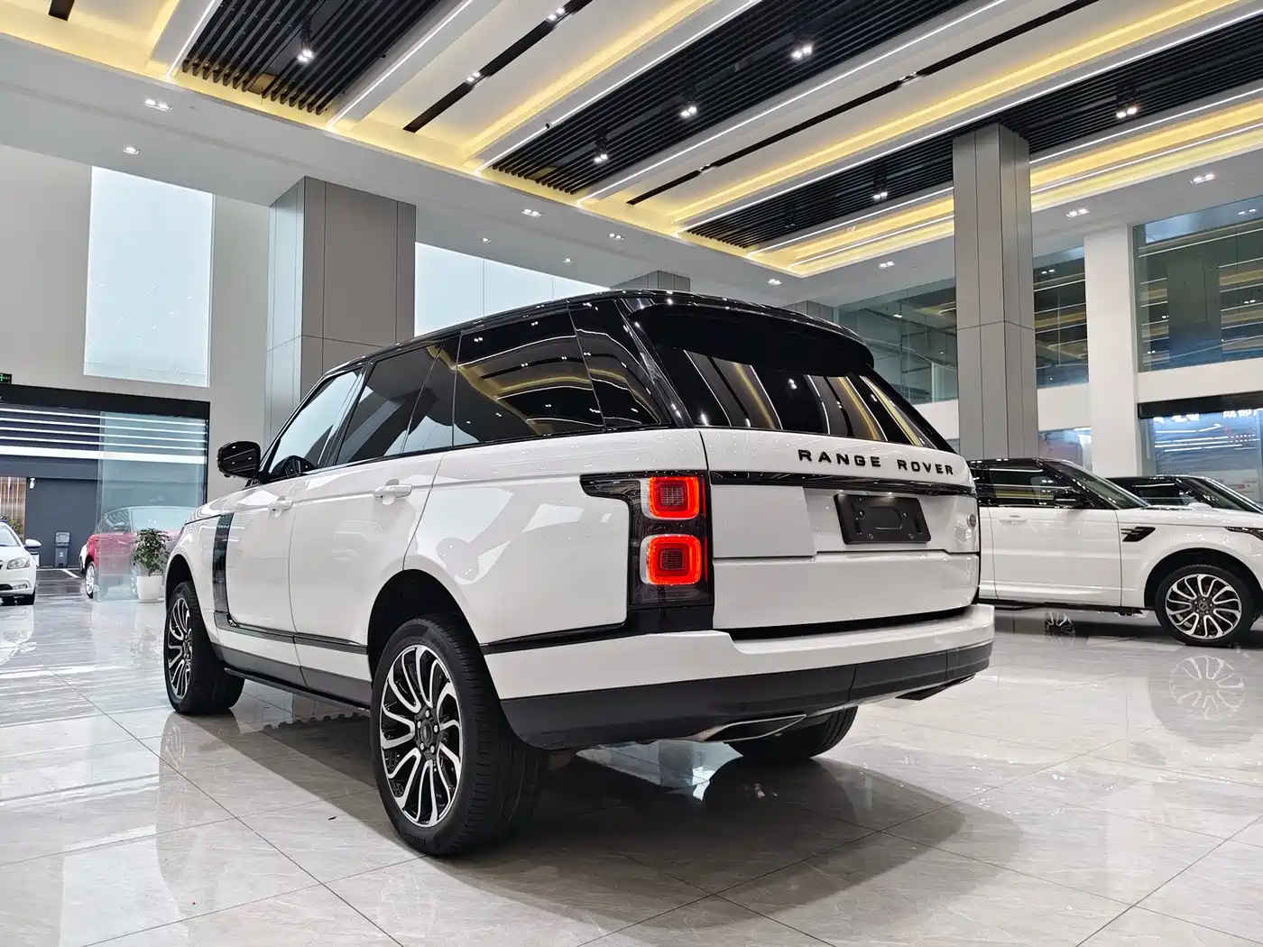 Land Rover Range Rover 2020 3.0 L6 Shengshi Edition фото 16