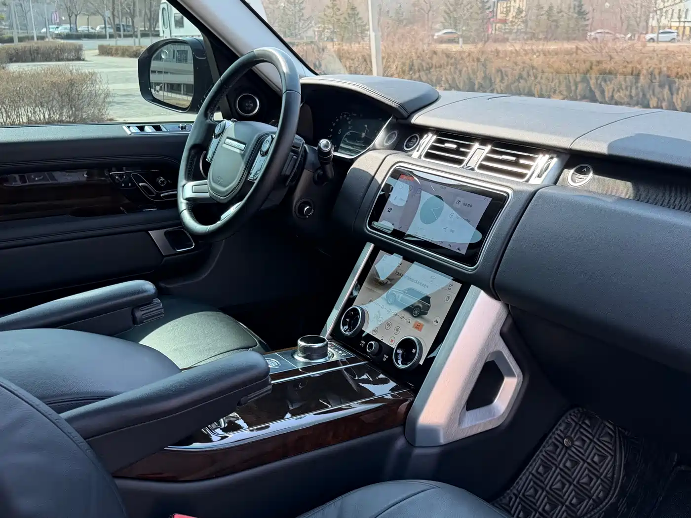 Land Rover Range Rover 2022 3.0 L6 360PS Golden Age Edition фото 17
