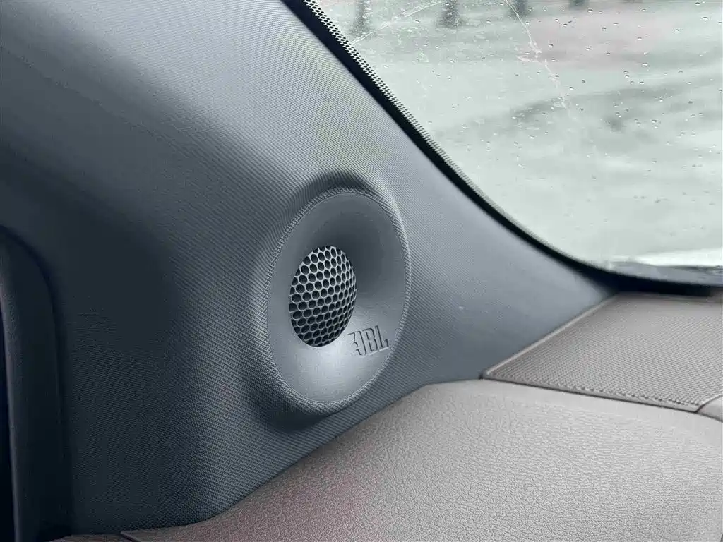 Toyota Sienna 2023 2.5L Hybrid Platinum Edition фото 25
