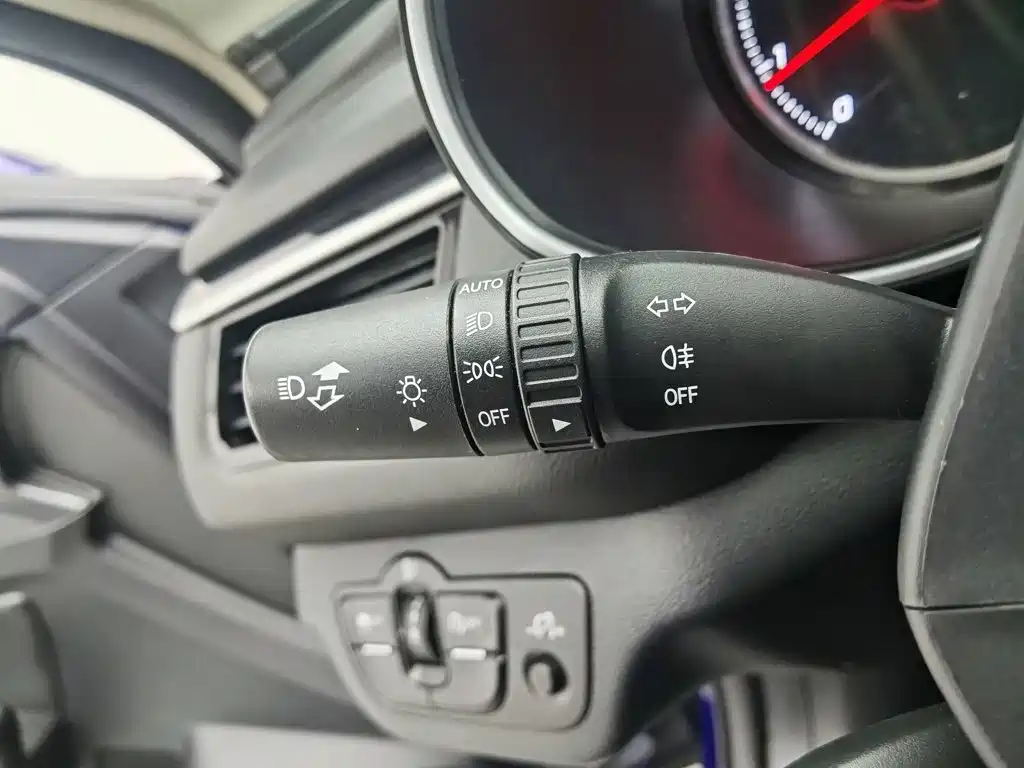 Фото 21 - Hongqi H5
