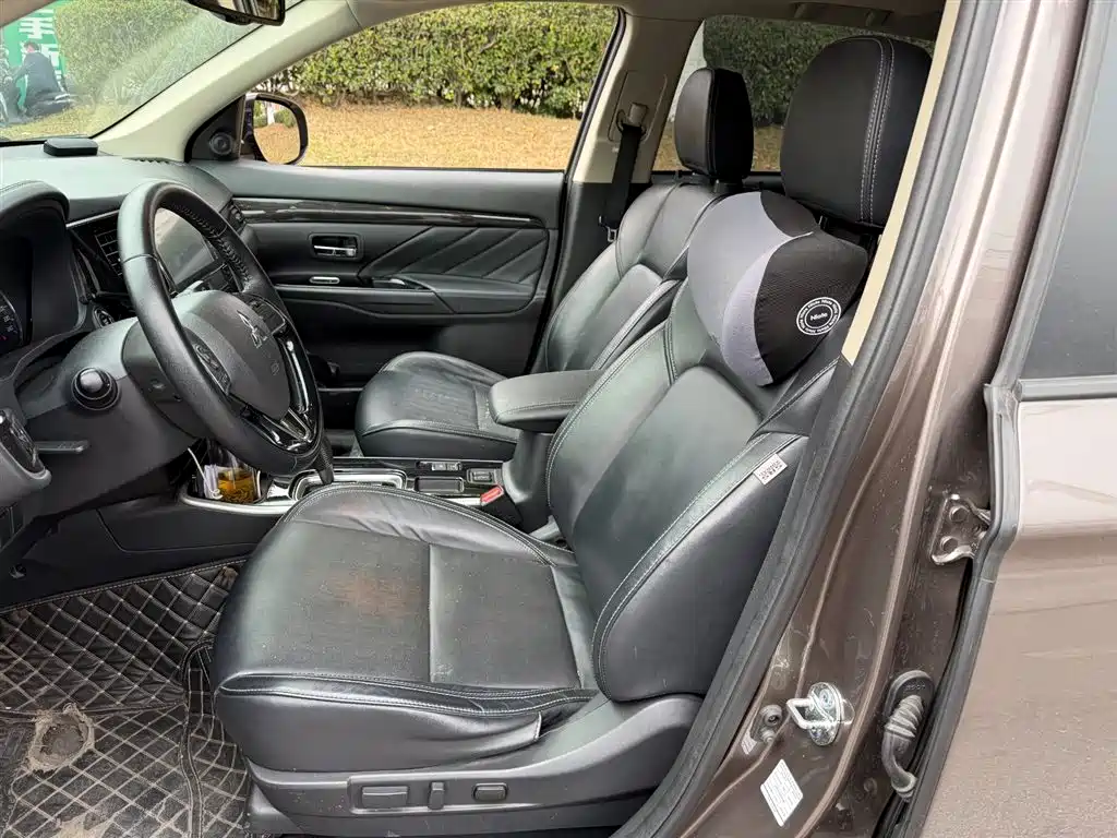 Mitsubishi Outlander 2020 2.0L 2WD Premium 7-seater фото 8