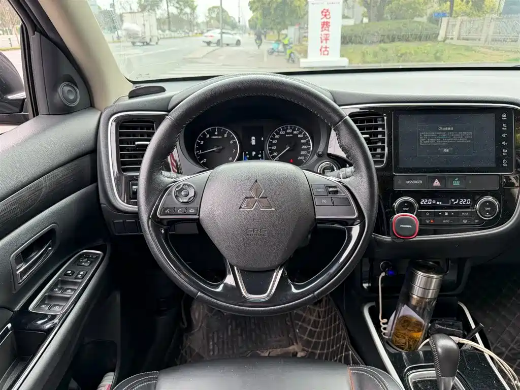 Mitsubishi Outlander 2020 2.0L 2WD Premium 7-seater фото 6