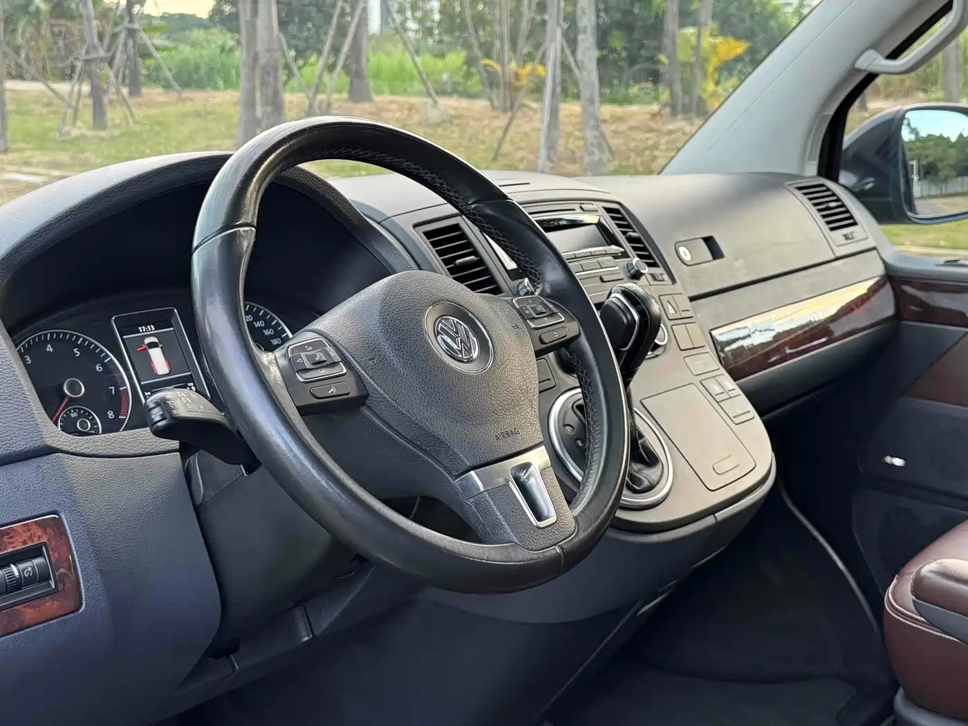 Volkswagen Multivan 2012 2.0TSI 2WD Business Edition фото 20