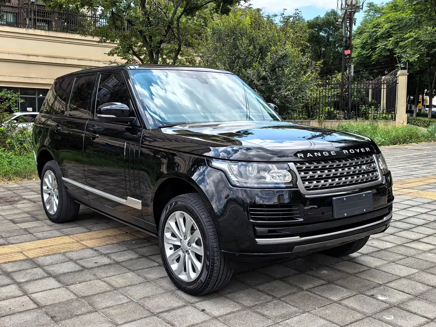 Land Rover Range Rover 2017 3.0 SC V6 Golden Age Edition фото 3