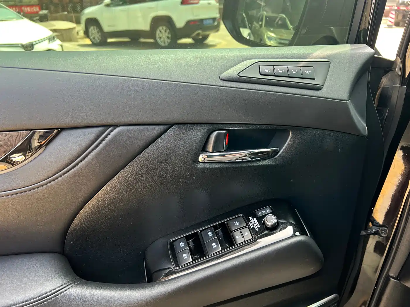 Toyota Vellfire 2019 Hybrid 2.5L HV Premium Edition фото 12