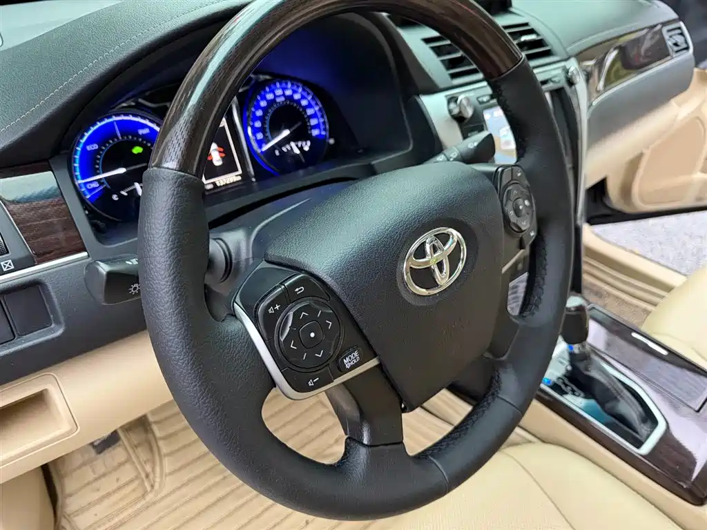 Toyota Camry 2016 Hybrid 2.5HG 10th Anniversary Luxury Navigation Edition фото 22