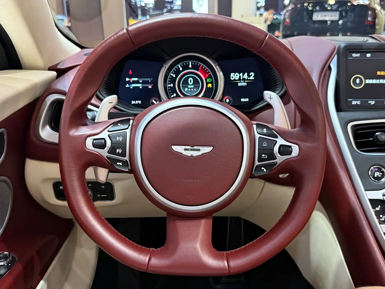 Фото 10 - Aston Martin DB11