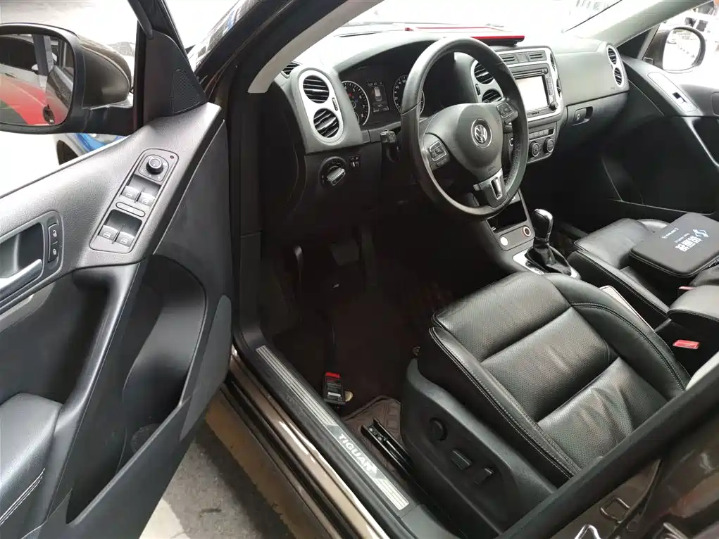 VOLKSWAGEN TIGUAN