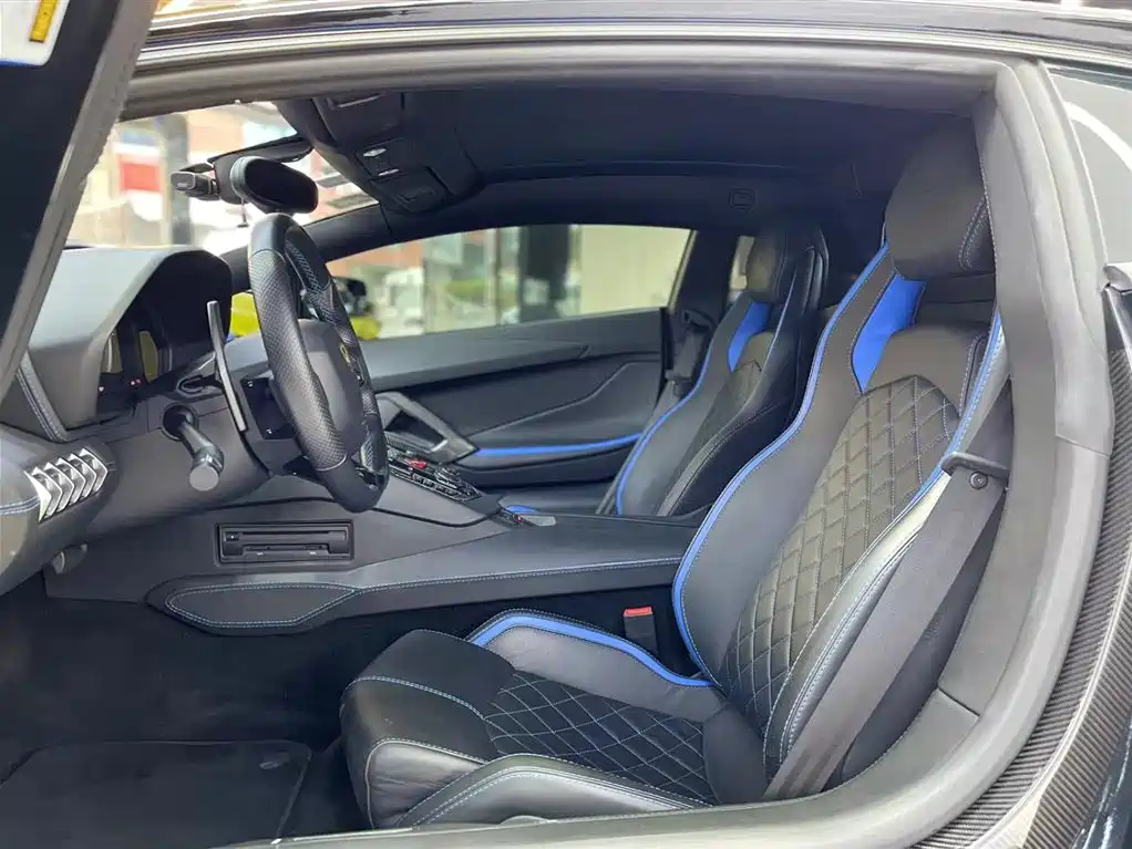 LAMBORGHINI AVENTADOR