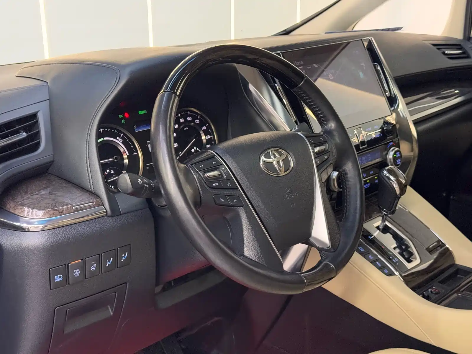 Фото 16 - Toyota Vellfire