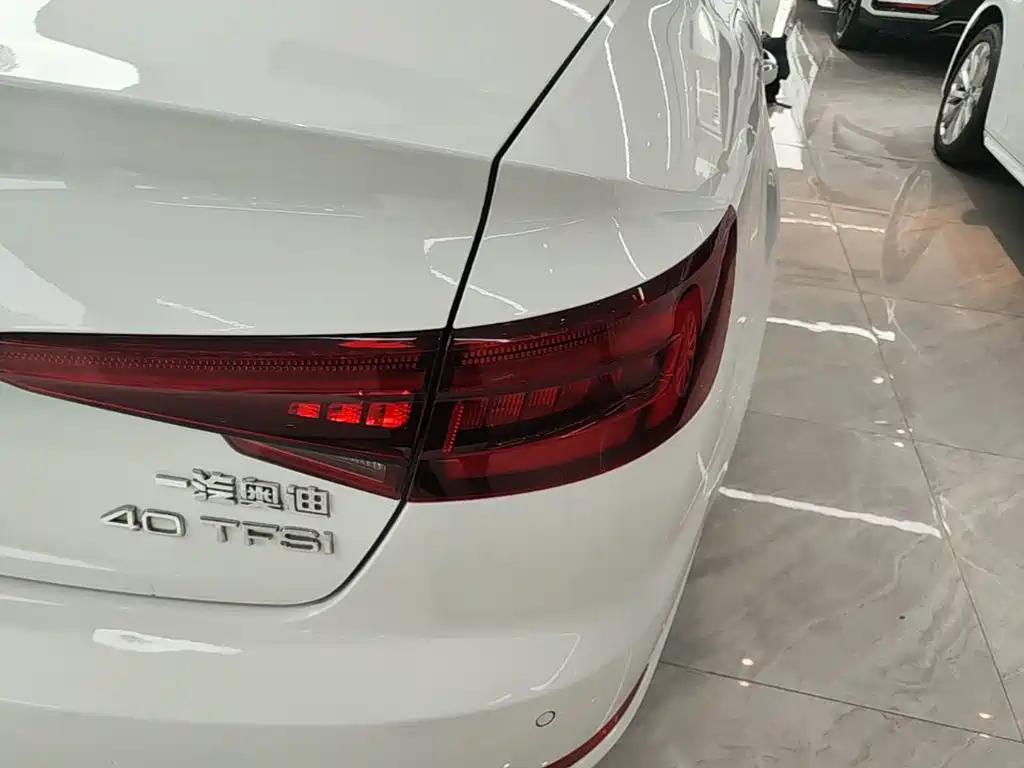 Фото 24 - Audi A4L
