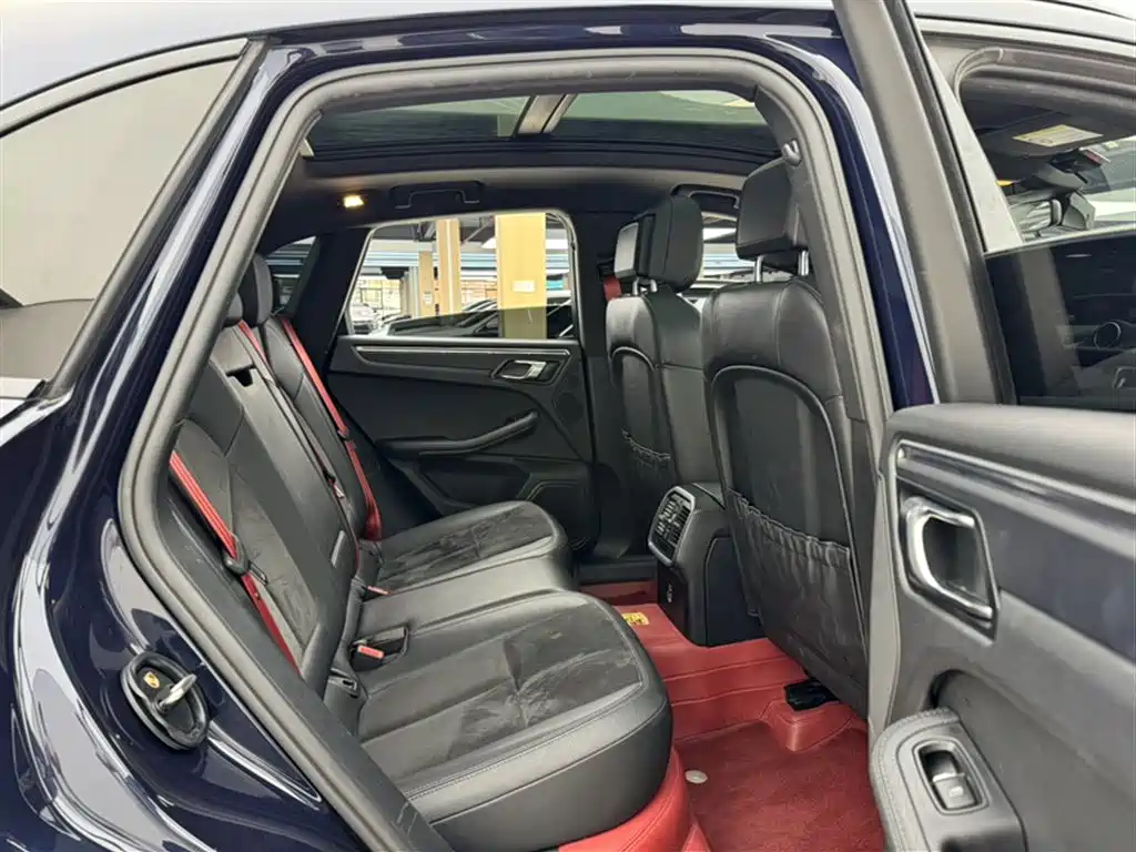 PORSCHE MACAN